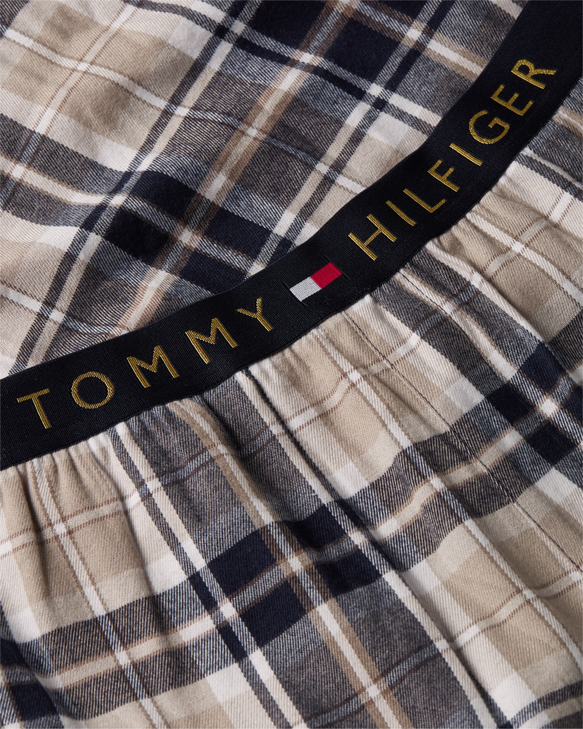 Tommy Hilfiger heren pyjama O-hals, woven flannel slippers set, blauw met bruin geruite broek en bijpassende sloffen